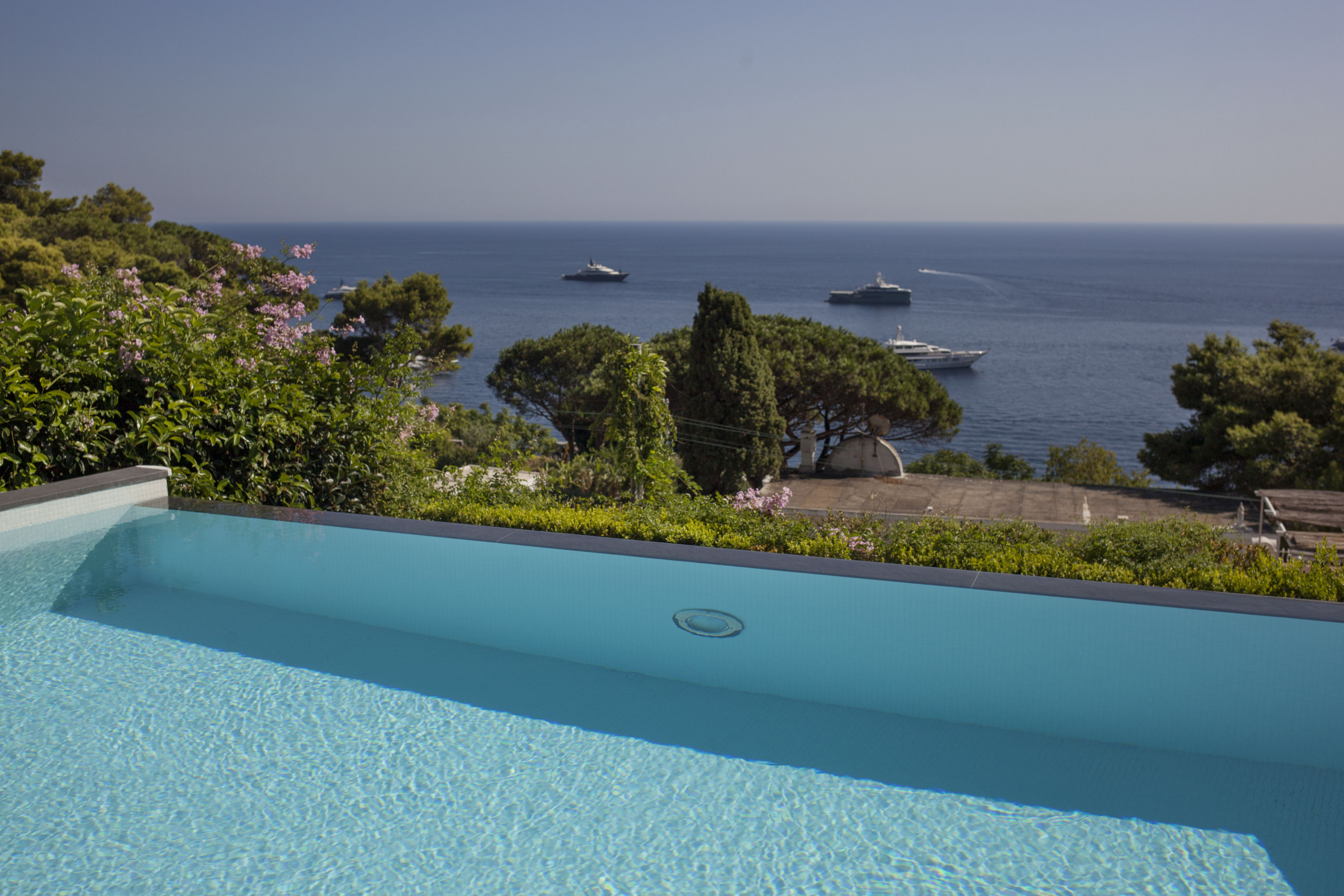 Villa a Capri - AMORE RENTALS - Villa Afrodite con Vista Mare, Piscina, Giardino e Parcheggio Vicino al Mare